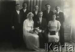 Druga połowa lat 30. do 1939, Kozienice, Polska.
Młoda para w otoczeniu gości weselnych, fotografia ślubna.
Zdjęcie wykonane w atelier fotograficznym żydowskiego fotografa Chaima Bernemana. Przed wojną zakład mieścił się w Kozienicach na rogu ulic Warszawskiej i Maciejowickiej, przed wybuchem wojny albo już w czasie niemieckiej okupacji  został przeniesiony na ulicę Lubelską 13. Cała kolekcja jest datowana na okres od drugiej połowy lat 30-tych do roku 1941, kiedy Chaim Berneman wraz z rodziną został zesłany do obozu pracy w Wolanowie. Berneman zmarł po ucieczce z obozu.
Fot. Chaim Berneman (Chaim Berman), zbiory Ośrodka KARTA