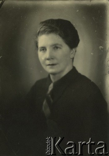 Druga połowa lat 30. do 1941, Kozienice, Polska.
Portret kobiety w ciemnej bluzce.
Zdjęcie wykonane w atelier fotograficznym żydowskiego fotografa Chaima Bernemana. Przed wojną zakład mieścił się w Kozienicach na rogu ulic Warszawskiej i Maciejowickiej, przed wybuchem wojny albo już w czasie niemieckiej okupacji  został przeniesiony na ulicę Lubelską 13. Cała kolekcja jest datowana na okres od drugiej połowy lat 30-tych do roku 1941, kiedy Chaim Berneman wraz z rodziną został zesłany do obozu pracy w Wolanowie. Berneman zmarł po ucieczce z obozu.
Fot. Chaim Berneman (Chaim Berman), zbiory Ośrodka KARTA
