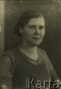 Druga połowa lat 30. do 1941, Kozienice, Polska.
Portret kobiety w swetrze.
Zdjęcie wykonane w atelier fotograficznym żydowskiego fotografa Chaima Bernemana. Przed wojną zakład mieścił się w Kozienicach na rogu ulic Warszawskiej i Maciejowickiej, przed wybuchem wojny albo już w czasie niemieckiej okupacji  został przeniesiony na ulicę Lubelską 13. Cała kolekcja jest datowana na okres od drugiej połowy lat 30-tych do roku 1941, kiedy Chaim Berneman wraz z rodziną został zesłany do obozu pracy w Wolanowie. Berneman zmarł po ucieczce z obozu.
Fot. Chaim Berneman (Chaim Berman), zbiory Ośrodka KARTA