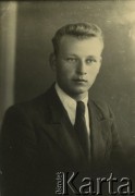 Druga połowa lat 30. do 1941, Kozienice, Polska.
Portret młodego mężczyzny w marynarce, białej koszuli i krawacie.
Zdjęcie wykonane w atelier fotograficznym żydowskiego fotografa Chaima Bernemana. Przed wojną zakład mieścił się w Kozienicach na rogu ulic Warszawskiej i Maciejowickiej, przed wybuchem wojny albo już w czasie niemieckiej okupacji  został przeniesiony na ulicę Lubelską 13. Cała kolekcja jest datowana na okres od drugiej połowy lat 30-tych do roku 1941, kiedy Chaim Berneman wraz z rodziną został zesłany do obozu pracy w Wolanowie. Berneman zmarł po ucieczce z obozu.
Fot. Chaim Berneman (Chaim Berman), zbiory Ośrodka KARTA