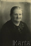 Druga połowa lat 30. do 1941, Kozienice, Polska.
Portret kobiety w czarnej bluzce z kołnierzykiem.
Zdjęcie wykonane w atelier fotograficznym żydowskiego fotografa Chaima Bernemana. Przed wojną zakład mieścił się w Kozienicach na rogu ulic Warszawskiej i Maciejowickiej, przed wybuchem wojny albo już w czasie niemieckiej okupacji  został przeniesiony na ulicę Lubelską 13. Cała kolekcja jest datowana na okres od drugiej połowy lat 30-tych do roku 1941, kiedy Chaim Berneman wraz z rodziną został zesłany do obozu pracy w Wolanowie. Berneman zmarł po ucieczce z obozu.
Fot. Chaim Berneman (Chaim Berman), zbiory Ośrodka KARTA