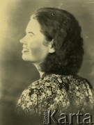 Druga połowa lat 30. do 1941, Kozienice, Polska.
Portret kobiety we wzorzystej bluzce, profil.
Zdjęcie wykonane w atelier fotograficznym żydowskiego fotografa Chaima Bernemana. Przed wojną zakład mieścił się w Kozienicach na rogu ulic Warszawskiej i Maciejowickiej, przed wybuchem wojny albo już w czasie niemieckiej okupacji  został przeniesiony na ulicę Lubelską 13. Cała kolekcja jest datowana na okres od drugiej połowy lat 30-tych do roku 1941, kiedy Chaim Berneman wraz z rodziną został zesłany do obozu pracy w Wolanowie. Berneman zmarł po ucieczce z obozu.
Fot. Chaim Berneman (Chaim Berman), zbiory Ośrodka KARTA