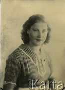 Druga połowa lat 30. do 1941, Kozienice, Polska.
Portret młodej kobiety w sukience w paski.
Zdjęcie wykonane w atelier fotograficznym żydowskiego fotografa Chaima Bernemana. Przed wojną zakład mieścił się w Kozienicach na rogu ulic Warszawskiej i Maciejowickiej, przed wybuchem wojny albo już w czasie niemieckiej okupacji  został przeniesiony na ulicę Lubelską 13. Cała kolekcja jest datowana na okres od drugiej połowy lat 30-tych do roku 1941, kiedy Chaim Berneman wraz z rodziną został zesłany do obozu pracy w Wolanowie. Berneman zmarł po ucieczce z obozu.
Fot. Chaim Berneman (Chaim Berman), zbiory Ośrodka KARTA