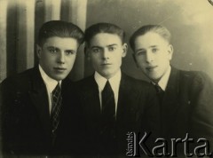 Druga połowa lat 30. do 1941, Kozienice, Polska.
Portret trzech chłopców w marynarkach, białych koszulach i krawatach.
Zdjęcie wykonane w atelier fotograficznym żydowskiego fotografa Chaima Bernemana. Przed wojną zakład mieścił się w Kozienicach na rogu ulic Warszawskiej i Maciejowickiej, przed wybuchem wojny albo już w czasie niemieckiej okupacji  został przeniesiony na ulicę Lubelską 13. Cała kolekcja jest datowana na okres od drugiej połowy lat 30-tych do roku 1941, kiedy Chaim Berneman wraz z rodziną został zesłany do obozu pracy w Wolanowie. Berneman zmarł po ucieczce z obozu.
Fot. Chaim Berneman (Chaim Berman), zbiory Ośrodka KARTA
