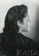 Druga połowa lat 30. do 1941, Kozienice, Polska.
Portret kobiety w ciemnej bluzce, profil.
Zdjęcie wykonane w atelier fotograficznym żydowskiego fotografa Chaima Bernemana. Przed wojną zakład mieścił się w Kozienicach na rogu ulic Warszawskiej i Maciejowickiej, przed wybuchem wojny albo już w czasie niemieckiej okupacji  został przeniesiony na ulicę Lubelską 13. Cała kolekcja jest datowana na okres od drugiej połowy lat 30-tych do roku 1941, kiedy Chaim Berneman wraz z rodziną został zesłany do obozu pracy w Wolanowie. Berneman zmarł po ucieczce z obozu.
Fot. Chaim Berneman (Chaim Berman), zbiory Ośrodka KARTA