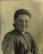 Druga połowa lat 30. do 1941, Kozienice, Polska.
Portret dziewczyny w ciemnej bluzce.
Zdjęcie wykonane w atelier fotograficznym żydowskiego fotografa Chaima Bernemana. Przed wojną zakład mieścił się w Kozienicach na rogu ulic Warszawskiej i Maciejowickiej, przed wybuchem wojny albo już w czasie niemieckiej okupacji  został przeniesiony na ulicę Lubelską 13. Cała kolekcja jest datowana na okres od drugiej połowy lat 30-tych do roku 1941, kiedy Chaim Berneman wraz z rodziną został zesłany do obozu pracy w Wolanowie. Berneman zmarł po ucieczce z obozu.
Fot. Chaim Berneman (Chaim Berman), zbiory Ośrodka KARTA