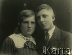 Druga połowa lat 30. do 1941, Kozienice, Polska.
Portret dziewczyny i chłopaka.
Zdjęcie wykonane w atelier fotograficznym żydowskiego fotografa Chaima Bernemana. Przed wojną zakład mieścił się w Kozienicach na rogu ulic Warszawskiej i Maciejowickiej, przed wybuchem wojny albo już w czasie niemieckiej okupacji  został przeniesiony na ulicę Lubelską 13. Cała kolekcja jest datowana na okres od drugiej połowy lat 30-tych do roku 1941, kiedy Chaim Berneman wraz z rodziną został zesłany do obozu pracy w Wolanowie. Berneman zmarł po ucieczce z obozu.
Fot. Chaim Berneman (Chaim Berman), zbiory Ośrodka KARTA