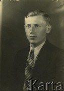 Druga połowa lat 30. do 1941, Kozienice, Polska.
Portret chłopaka w marynarce, białej koszuli i krawacie.
Zdjęcie wykonane w atelier fotograficznym żydowskiego fotografa Chaima Bernemana. Przed wojną zakład mieścił się w Kozienicach na rogu ulic Warszawskiej i Maciejowickiej, przed wybuchem wojny albo już w czasie niemieckiej okupacji  został przeniesiony na ulicę Lubelską 13. Cała kolekcja jest datowana na okres od drugiej połowy lat 30-tych do roku 1941, kiedy Chaim Berneman wraz z rodziną został zesłany do obozu pracy w Wolanowie. Berneman zmarł po ucieczce z obozu.
Fot. Chaim Berneman (Chaim Berman), zbiory Ośrodka KARTA