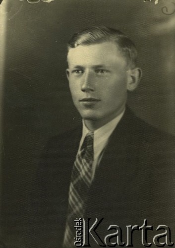 Druga połowa lat 30. do 1941, Kozienice, Polska.
Portret chłopaka w marynarce, białej koszuli i krawacie.
Zdjęcie wykonane w atelier fotograficznym żydowskiego fotografa Chaima Bernemana. Przed wojną zakład mieścił się w Kozienicach na rogu ulic Warszawskiej i Maciejowickiej, przed wybuchem wojny albo już w czasie niemieckiej okupacji  został przeniesiony na ulicę Lubelską 13. Cała kolekcja jest datowana na okres od drugiej połowy lat 30-tych do roku 1941, kiedy Chaim Berneman wraz z rodziną został zesłany do obozu pracy w Wolanowie. Berneman zmarł po ucieczce z obozu.
Fot. Chaim Berneman (Chaim Berman), zbiory Ośrodka KARTA