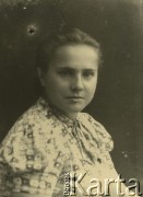 Druga połowa lat 30. do 1941, Kozienice, Polska.
Portret młodej kobiety w kwiecistej bluzce.
Zdjęcie wykonane w atelier fotograficznym żydowskiego fotografa Chaima Bernemana. Przed wojną zakład mieścił się w Kozienicach na rogu ulic Warszawskiej i Maciejowickiej, przed wybuchem wojny albo już w czasie niemieckiej okupacji  został przeniesiony na ulicę Lubelską 13. Cała kolekcja jest datowana na okres od drugiej połowy lat 30-tych do roku 1941, kiedy Chaim Berneman wraz z rodziną został zesłany do obozu pracy w Wolanowie. Berneman zmarł po ucieczce z obozu.
Fot. Chaim Berneman (Chaim Berman), zbiory Ośrodka KARTA
