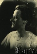 Druga połowa lat 30. do 1941, Kozienice, Polska.
Portret młodej kobiety w jasnej bluzce, profil.
Zdjęcie wykonane w atelier fotograficznym żydowskiego fotografa Chaima Bernemana. Przed wojną zakład mieścił się w Kozienicach na rogu ulic Warszawskiej i Maciejowickiej, przed wybuchem wojny albo już w czasie niemieckiej okupacji  został przeniesiony na ulicę Lubelską 13. Cała kolekcja jest datowana na okres od drugiej połowy lat 30-tych do roku 1941, kiedy Chaim Berneman wraz z rodziną został zesłany do obozu pracy w Wolanowie. Berneman zmarł po ucieczce z obozu.
Fot. Chaim Berneman (Chaim Berman), zbiory Ośrodka KARTA