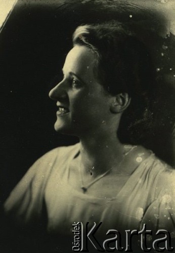 Druga połowa lat 30. do 1941, Kozienice, Polska.
Portret młodej kobiety w jasnej bluzce, profil.
Zdjęcie wykonane w atelier fotograficznym żydowskiego fotografa Chaima Bernemana. Przed wojną zakład mieścił się w Kozienicach na rogu ulic Warszawskiej i Maciejowickiej, przed wybuchem wojny albo już w czasie niemieckiej okupacji  został przeniesiony na ulicę Lubelską 13. Cała kolekcja jest datowana na okres od drugiej połowy lat 30-tych do roku 1941, kiedy Chaim Berneman wraz z rodziną został zesłany do obozu pracy w Wolanowie. Berneman zmarł po ucieczce z obozu.
Fot. Chaim Berneman (Chaim Berman), zbiory Ośrodka KARTA