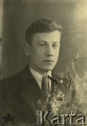 Druga połowa lat 30. do 1941, Kozienice, Polska.
Portret młodego mężczyzny w marynarce, jasnej koszuli i krawacie.
Zdjęcie wykonane w atelier fotograficznym żydowskiego fotografa Chaima Bernemana. Przed wojną zakład mieścił się w Kozienicach na rogu ulic Warszawskiej i Maciejowickiej, przed wybuchem wojny albo już w czasie niemieckiej okupacji  został przeniesiony na ulicę Lubelską 13. Cała kolekcja jest datowana na okres od drugiej połowy lat 30-tych do roku 1941, kiedy Chaim Berneman wraz z rodziną został zesłany do obozu pracy w Wolanowie. Berneman zmarł po ucieczce z obozu.
Fot. Chaim Berneman (Chaim Berman), zbiory Ośrodka KARTA