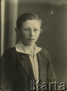 Druga połowa lat 30. do 1941, Kozienice, Polska.
Portret chłopca w marynarce i jasnej koszuli.
Zdjęcie wykonane w atelier fotograficznym żydowskiego fotografa Chaima Bernemana. Przed wojną zakład mieścił się w Kozienicach na rogu ulic Warszawskiej i Maciejowickiej, przed wybuchem wojny albo już w czasie niemieckiej okupacji  został przeniesiony na ulicę Lubelską 13. Cała kolekcja jest datowana na okres od drugiej połowy lat 30-tych do roku 1941, kiedy Chaim Berneman wraz z rodziną został zesłany do obozu pracy w Wolanowie. Berneman zmarł po ucieczce z obozu.
Fot. Chaim Berneman (Chaim Berman), zbiory Ośrodka KARTA