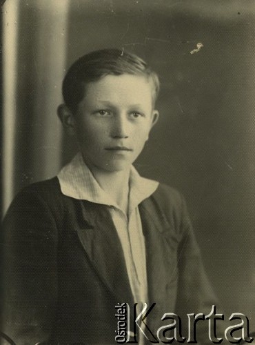 Druga połowa lat 30. do 1941, Kozienice, Polska.
Portret chłopca w marynarce i jasnej koszuli.
Zdjęcie wykonane w atelier fotograficznym żydowskiego fotografa Chaima Bernemana. Przed wojną zakład mieścił się w Kozienicach na rogu ulic Warszawskiej i Maciejowickiej, przed wybuchem wojny albo już w czasie niemieckiej okupacji  został przeniesiony na ulicę Lubelską 13. Cała kolekcja jest datowana na okres od drugiej połowy lat 30-tych do roku 1941, kiedy Chaim Berneman wraz z rodziną został zesłany do obozu pracy w Wolanowie. Berneman zmarł po ucieczce z obozu.
Fot. Chaim Berneman (Chaim Berman), zbiory Ośrodka KARTA