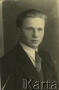 Druga połowa lat 30. do 1941, Kozienice, Polska.
Portret chłopca w marynarce, białej koszuli i krawacie.
Zdjęcie wykonane w atelier fotograficznym żydowskiego fotografa Chaima Bernemana. Przed wojną zakład mieścił się w Kozienicach na rogu ulic Warszawskiej i Maciejowickiej, przed wybuchem wojny albo już w czasie niemieckiej okupacji  został przeniesiony na ulicę Lubelską 13. Cała kolekcja jest datowana na okres od drugiej połowy lat 30-tych do roku 1941, kiedy Chaim Berneman wraz z rodziną został zesłany do obozu pracy w Wolanowie. Berneman zmarł po ucieczce z obozu.
Fot. Chaim Berneman (Chaim Berman), zbiory Ośrodka KARTA