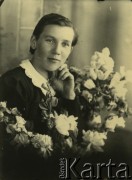 Druga połowa lat 30. do 1941, Kozienice, Polska.
Portret kobiety w ciemnej bluzce z białym kołnierzykiem.
Zdjęcie wykonane w atelier fotograficznym żydowskiego fotografa Chaima Bernemana. Przed wojną zakład mieścił się w Kozienicach na rogu ulic Warszawskiej i Maciejowickiej, przed wybuchem wojny albo już w czasie niemieckiej okupacji  został przeniesiony na ulicę Lubelską 13. Cała kolekcja jest datowana na okres od drugiej połowy lat 30-tych do roku 1941, kiedy Chaim Berneman wraz z rodziną został zesłany do obozu pracy w Wolanowie. Berneman zmarł po ucieczce z obozu.
Fot. Chaim Berneman (Chaim Berman), zbiory Ośrodka KARTA