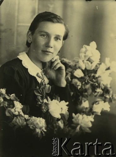 Druga połowa lat 30. do 1941, Kozienice, Polska.
Portret kobiety w ciemnej bluzce z białym kołnierzykiem.
Zdjęcie wykonane w atelier fotograficznym żydowskiego fotografa Chaima Bernemana. Przed wojną zakład mieścił się w Kozienicach na rogu ulic Warszawskiej i Maciejowickiej, przed wybuchem wojny albo już w czasie niemieckiej okupacji  został przeniesiony na ulicę Lubelską 13. Cała kolekcja jest datowana na okres od drugiej połowy lat 30-tych do roku 1941, kiedy Chaim Berneman wraz z rodziną został zesłany do obozu pracy w Wolanowie. Berneman zmarł po ucieczce z obozu.
Fot. Chaim Berneman (Chaim Berman), zbiory Ośrodka KARTA