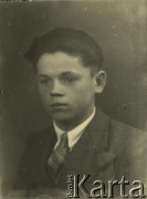 Druga połowa lat 30. do 1941, Kozienice, Polska.
Portret chłopca w marynarce, jasnej koszuli i krawacie.
Zdjęcie wykonane w atelier fotograficznym żydowskiego fotografa Chaima Bernemana. Przed wojną zakład mieścił się w Kozienicach na rogu ulic Warszawskiej i Maciejowickiej, przed wybuchem wojny albo już w czasie niemieckiej okupacji  został przeniesiony na ulicę Lubelską 13. Cała kolekcja jest datowana na okres od drugiej połowy lat 30-tych do roku 1941, kiedy Chaim Berneman wraz z rodziną został zesłany do obozu pracy w Wolanowie. Berneman zmarł po ucieczce z obozu.
Fot. Chaim Berneman (Chaim Berman), zbiory Ośrodka KARTA