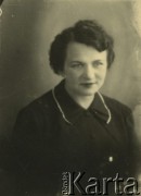 Druga połowa lat 30. do 1941, Kozienice, Polska.
Portret kobiety w ciemnej bluzce.
Zdjęcie wykonane w atelier fotograficznym żydowskiego fotografa Chaima Bernemana. Przed wojną zakład mieścił się w Kozienicach na rogu ulic Warszawskiej i Maciejowickiej, przed wybuchem wojny albo już w czasie niemieckiej okupacji  został przeniesiony na ulicę Lubelską 13. Cała kolekcja jest datowana na okres od drugiej połowy lat 30-tych do roku 1941, kiedy Chaim Berneman wraz z rodziną został zesłany do obozu pracy w Wolanowie. Berneman zmarł po ucieczce z obozu.
Fot. Chaim Berneman (Chaim Berman), zbiory Ośrodka KARTA