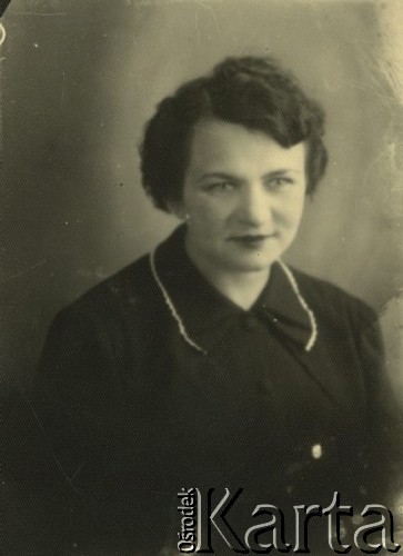 Druga połowa lat 30. do 1941, Kozienice, Polska.
Portret kobiety w ciemnej bluzce.
Zdjęcie wykonane w atelier fotograficznym żydowskiego fotografa Chaima Bernemana. Przed wojną zakład mieścił się w Kozienicach na rogu ulic Warszawskiej i Maciejowickiej, przed wybuchem wojny albo już w czasie niemieckiej okupacji  został przeniesiony na ulicę Lubelską 13. Cała kolekcja jest datowana na okres od drugiej połowy lat 30-tych do roku 1941, kiedy Chaim Berneman wraz z rodziną został zesłany do obozu pracy w Wolanowie. Berneman zmarł po ucieczce z obozu.
Fot. Chaim Berneman (Chaim Berman), zbiory Ośrodka KARTA