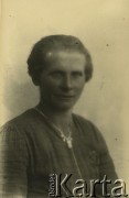 Druga połowa lat 30. do 1941, Kozienice, Polska.
Portret kobiety w jasnej bluzce.
Zdjęcie wykonane w atelier fotograficznym żydowskiego fotografa Chaima Bernemana. Przed wojną zakład mieścił się w Kozienicach na rogu ulic Warszawskiej i Maciejowickiej, przed wybuchem wojny albo już w czasie niemieckiej okupacji  został przeniesiony na ulicę Lubelską 13. Cała kolekcja jest datowana na okres od drugiej połowy lat 30-tych do roku 1941, kiedy Chaim Berneman wraz z rodziną został zesłany do obozu pracy w Wolanowie. Berneman zmarł po ucieczce z obozu.
Fot. Chaim Berneman (Chaim Berman), zbiory Ośrodka KARTA