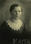 Druga połowa lat 30. do 1941, Kozienice, Polska.
Portret kobiety w ciemnej bluzce z białym kołnierzykiem.
Zdjęcie wykonane w atelier fotograficznym żydowskiego fotografa Chaima Bernemana. Przed wojną zakład mieścił się w Kozienicach na rogu ulic Warszawskiej i Maciejowickiej, przed wybuchem wojny albo już w czasie niemieckiej okupacji  został przeniesiony na ulicę Lubelską 13. Cała kolekcja jest datowana na okres od drugiej połowy lat 30-tych do roku 1941, kiedy Chaim Berneman wraz z rodziną został zesłany do obozu pracy w Wolanowie. Berneman zmarł po ucieczce z obozu.
Fot. Chaim Berneman (Chaim Berman), zbiory Ośrodka KARTA