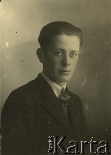 Druga połowa lat 30. do 1941, Kozienice, Polska.
Portret chłopca w marynarce, jasnej koszuli i krawacie.
Zdjęcie wykonane w atelier fotograficznym żydowskiego fotografa Chaima Bernemana. Przed wojną zakład mieścił się w Kozienicach na rogu ulic Warszawskiej i Maciejowickiej, przed wybuchem wojny albo już w czasie niemieckiej okupacji  został przeniesiony na ulicę Lubelską 13. Cała kolekcja jest datowana na okres od drugiej połowy lat 30-tych do roku 1941, kiedy Chaim Berneman wraz z rodziną został zesłany do obozu pracy w Wolanowie. Berneman zmarł po ucieczce z obozu.
Fot. Chaim Berneman (Chaim Berman), zbiory Ośrodka KARTA