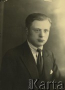 Druga połowa lat 30. do 1941, Kozienice, Polska.
Portret chłopca w marynarce, jasnej koszuli i krawacie.
Zdjęcie wykonane w atelier fotograficznym żydowskiego fotografa Chaima Bernemana. Przed wojną zakład mieścił się w Kozienicach na rogu ulic Warszawskiej i Maciejowickiej, przed wybuchem wojny albo już w czasie niemieckiej okupacji  został przeniesiony na ulicę Lubelską 13. Cała kolekcja jest datowana na okres od drugiej połowy lat 30-tych do roku 1941, kiedy Chaim Berneman wraz z rodziną został zesłany do obozu pracy w Wolanowie. Berneman zmarł po ucieczce z obozu.
Fot. Chaim Berneman (Chaim Berman), zbiory Ośrodka KARTA