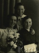 Druga połowa lat 30. do 1941, Kozienice, Polska.
Portret trzech młodych kobiet.
Zdjęcie wykonane w atelier fotograficznym żydowskiego fotografa Chaima Bernemana. Przed wojną zakład mieścił się w Kozienicach na rogu ulic Warszawskiej i Maciejowickiej, przed wybuchem wojny albo już w czasie niemieckiej okupacji  został przeniesiony na ulicę Lubelską 13. Cała kolekcja jest datowana na okres od drugiej połowy lat 30-tych do roku 1941, kiedy Chaim Berneman wraz z rodziną został zesłany do obozu pracy w Wolanowie. Berneman zmarł po ucieczce z obozu.
Fot. Chaim Berneman (Chaim Berman), zbiory Ośrodka KARTA