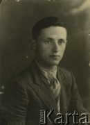 Druga połowa lat 30. do 1941, Kozienice, Polska.
Portret chłopaka w marynarce, jasnej koszuli i krawacie.
Zdjęcie wykonane w atelier fotograficznym żydowskiego fotografa Chaima Bernemana. Przed wojną zakład mieścił się w Kozienicach na rogu ulic Warszawskiej i Maciejowickiej, przed wybuchem wojny albo już w czasie niemieckiej okupacji  został przeniesiony na ulicę Lubelską 13. Cała kolekcja jest datowana na okres od drugiej połowy lat 30-tych do roku 1941, kiedy Chaim Berneman wraz z rodziną został zesłany do obozu pracy w Wolanowie. Berneman zmarł po ucieczce z obozu.
Fot. Chaim Berneman (Chaim Berman), zbiory Ośrodka KARTA