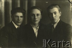 Druga połowa lat 30. do 1941, Kozienice, Polska.
Portret trzech chłopaków w marynarkach.
Zdjęcie wykonane w atelier fotograficznym żydowskiego fotografa Chaima Bernemana. Przed wojną zakład mieścił się w Kozienicach na rogu ulic Warszawskiej i Maciejowickiej, przed wybuchem wojny albo już w czasie niemieckiej okupacji  został przeniesiony na ulicę Lubelską 13. Cała kolekcja jest datowana na okres od drugiej połowy lat 30-tych do roku 1941, kiedy Chaim Berneman wraz z rodziną został zesłany do obozu pracy w Wolanowie. Berneman zmarł po ucieczce z obozu.
Fot. Chaim Berneman (Chaim Berman), zbiory Ośrodka KARTA