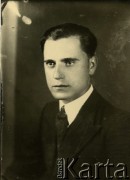 Druga połowa lat 30. do 1941, Kozienice, Polska.
Portret mężczyzny w marynarce, jasnej koszuli i krawacie.
Zdjęcie wykonane w atelier fotograficznym żydowskiego fotografa Chaima Bernemana. Przed wojną zakład mieścił się w Kozienicach na rogu ulic Warszawskiej i Maciejowickiej, przed wybuchem wojny albo już w czasie niemieckiej okupacji  został przeniesiony na ulicę Lubelską 13. Cała kolekcja jest datowana na okres od drugiej połowy lat 30-tych do roku 1941, kiedy Chaim Berneman wraz z rodziną został zesłany do obozu pracy w Wolanowie. Berneman zmarł po ucieczce z obozu.
Fot. Chaim Berneman (Chaim Berman), zbiory Ośrodka KARTA