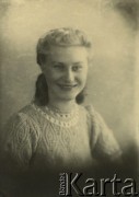 Druga połowa lat 30. do 1941, Kozienice, Polska.
Portret młodej kobiety w jasnym swetrze.
Zdjęcie wykonane w atelier fotograficznym żydowskiego fotografa Chaima Bernemana. Przed wojną zakład mieścił się w Kozienicach na rogu ulic Warszawskiej i Maciejowickiej, przed wybuchem wojny albo już w czasie niemieckiej okupacji  został przeniesiony na ulicę Lubelską 13. Cała kolekcja jest datowana na okres od drugiej połowy lat 30-tych do roku 1941, kiedy Chaim Berneman wraz z rodziną został zesłany do obozu pracy w Wolanowie. Berneman zmarł po ucieczce z obozu.
Fot. Chaim Berneman (Chaim Berman), zbiory Ośrodka KARTA