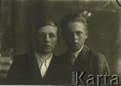 Druga połowa lat 30. do 1941, Kozienice, Polska.
Portret dwóch chłopców w marynarkach i jasnych koszulach.
Zdjęcie wykonane w atelier fotograficznym żydowskiego fotografa Chaima Bernemana. Przed wojną zakład mieścił się w Kozienicach na rogu ulic Warszawskiej i Maciejowickiej, przed wybuchem wojny albo już w czasie niemieckiej okupacji  został przeniesiony na ulicę Lubelską 13. Cała kolekcja jest datowana na okres od drugiej połowy lat 30-tych do roku 1941, kiedy Chaim Berneman wraz z rodziną został zesłany do obozu pracy w Wolanowie. Berneman zmarł po ucieczce z obozu.
Fot. Chaim Berneman (Chaim Berman), zbiory Ośrodka KARTA