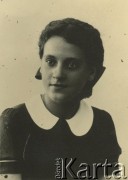 Druga połowa lat 30. do 1941, Kozienice, Polska.
Portret młodej kobiety w ciemnej bluzce z białym kołnierzykiem.
Zdjęcie wykonane w atelier fotograficznym żydowskiego fotografa Chaima Bernemana. Przed wojną zakład mieścił się w Kozienicach na rogu ulic Warszawskiej i Maciejowickiej, przed wybuchem wojny albo już w czasie niemieckiej okupacji  został przeniesiony na ulicę Lubelską 13. Cała kolekcja jest datowana na okres od drugiej połowy lat 30-tych do roku 1941, kiedy Chaim Berneman wraz z rodziną został zesłany do obozu pracy w Wolanowie. Berneman zmarł po ucieczce z obozu.
Fot. Chaim Berneman (Chaim Berman), zbiory Ośrodka KARTA