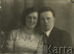 Druga połowa lat 30. do 1941, Kozienice, Polska.
Portret młodej kobiety i mężczyzny w marynarce.
Zdjęcie wykonane w atelier fotograficznym żydowskiego fotografa Chaima Bernemana. Przed wojną zakład mieścił się w Kozienicach na rogu ulic Warszawskiej i Maciejowickiej, przed wybuchem wojny albo już w czasie niemieckiej okupacji  został przeniesiony na ulicę Lubelską 13. Cała kolekcja jest datowana na okres od drugiej połowy lat 30-tych do roku 1941, kiedy Chaim Berneman wraz z rodziną został zesłany do obozu pracy w Wolanowie. Berneman zmarł po ucieczce z obozu.
Fot. Chaim Berneman (Chaim Berman), zbiory Ośrodka KARTA