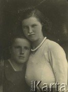 Druga połowa lat 30. do 1941, Kozienice, Polska.
Portret dwóch młodych kobiet.
Zdjęcie wykonane w atelier fotograficznym żydowskiego fotografa Chaima Bernemana. Przed wojną zakład mieścił się w Kozienicach na rogu ulic Warszawskiej i Maciejowickiej, przed wybuchem wojny albo już w czasie niemieckiej okupacji  został przeniesiony na ulicę Lubelską 13. Cała kolekcja jest datowana na okres od drugiej połowy lat 30-tych do roku 1941, kiedy Chaim Berneman wraz z rodziną został zesłany do obozu pracy w Wolanowie. Berneman zmarł po ucieczce z obozu.
Fot. Chaim Berneman (Chaim Berman), zbiory Ośrodka KARTA