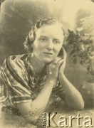 Druga połowa lat 30. do 1941, Kozienice, Polska.
Portret młodej kobiety w bluzce w kratkę.
Zdjęcie wykonane w atelier fotograficznym żydowskiego fotografa Chaima Bernemana. Przed wojną zakład mieścił się w Kozienicach na rogu ulic Warszawskiej i Maciejowickiej, przed wybuchem wojny albo już w czasie niemieckiej okupacji  został przeniesiony na ulicę Lubelską 13. Cała kolekcja jest datowana na okres od drugiej połowy lat 30-tych do roku 1941, kiedy Chaim Berneman wraz z rodziną został zesłany do obozu pracy w Wolanowie. Berneman zmarł po ucieczce z obozu.
Fot. Chaim Berneman (Chaim Berman), zbiory Ośrodka KARTA