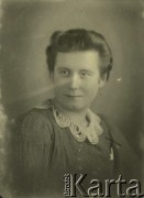 Druga połowa lat 30. do 1941, Kozienice, Polska.
Portret kobiety w bluzce z kołnierzykiem.
Zdjęcie wykonane w atelier fotograficznym żydowskiego fotografa Chaima Bernemana. Przed wojną zakład mieścił się w Kozienicach na rogu ulic Warszawskiej i Maciejowickiej, przed wybuchem wojny albo już w czasie niemieckiej okupacji  został przeniesiony na ulicę Lubelską 13. Cała kolekcja jest datowana na okres od drugiej połowy lat 30-tych do roku 1941, kiedy Chaim Berneman wraz z rodziną został zesłany do obozu pracy w Wolanowie. Berneman zmarł po ucieczce z obozu.
Fot. Chaim Berneman (Chaim Berman), zbiory Ośrodka KARTA