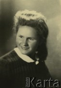 Druga połowa lat 30. do 1941, Kozienice, Polska.
Portret dziewczyny w ciemnym swetrze z białym kołnierzykiem.
Zdjęcie wykonane w atelier fotograficznym żydowskiego fotografa Chaima Bernemana. Przed wojną zakład mieścił się w Kozienicach na rogu ulic Warszawskiej i Maciejowickiej, przed wybuchem wojny albo już w czasie niemieckiej okupacji  został przeniesiony na ulicę Lubelską 13. Cała kolekcja jest datowana na okres od drugiej połowy lat 30-tych do roku 1941, kiedy Chaim Berneman wraz z rodziną został zesłany do obozu pracy w Wolanowie. Berneman zmarł po ucieczce z obozu.
Fot. Chaim Berneman (Chaim Berman), zbiory Ośrodka KARTA