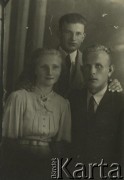 Druga połowa lat 30. do 1941, Kozienice, Polska.
Portret dziewczyny w jasnej bluzce i dwóch chłopaków w marynarkach i krawatach.
Zdjęcie wykonane w atelier fotograficznym żydowskiego fotografa Chaima Bernemana. Przed wojną zakład mieścił się w Kozienicach na rogu ulic Warszawskiej i Maciejowickiej, przed wybuchem wojny albo już w czasie niemieckiej okupacji  został przeniesiony na ulicę Lubelską 13. Cała kolekcja jest datowana na okres od drugiej połowy lat 30-tych do roku 1941, kiedy Chaim Berneman wraz z rodziną został zesłany do obozu pracy w Wolanowie. Berneman zmarł po ucieczce z obozu.
Fot. Chaim Berneman (Chaim Berman), zbiory Ośrodka KARTA