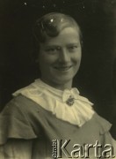 Druga połowa lat 30. do 1941, Kozienice, Polska.
Portret młodej kobiety w bluzce z białym kołnierzykiem.
Zdjęcie wykonane w atelier fotograficznym żydowskiego fotografa Chaima Bernemana. Przed wojną zakład mieścił się w Kozienicach na rogu ulic Warszawskiej i Maciejowickiej, przed wybuchem wojny albo już w czasie niemieckiej okupacji  został przeniesiony na ulicę Lubelską 13. Cała kolekcja jest datowana na okres od drugiej połowy lat 30-tych do roku 1941, kiedy Chaim Berneman wraz z rodziną został zesłany do obozu pracy w Wolanowie. Berneman zmarł po ucieczce z obozu.
Fot. Chaim Berneman (Chaim Berman), zbiory Ośrodka KARTA