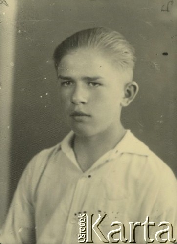 Druga połowa lat 30. do 1941, Kozienice, Polska.
Portret chłopca w białej koszuli.
Zdjęcie wykonane w atelier fotograficznym żydowskiego fotografa Chaima Bernemana. Przed wojną zakład mieścił się w Kozienicach na rogu ulic Warszawskiej i Maciejowickiej, przed wybuchem wojny albo już w czasie niemieckiej okupacji  został przeniesiony na ulicę Lubelską 13. Cała kolekcja jest datowana na okres od drugiej połowy lat 30-tych do roku 1941, kiedy Chaim Berneman wraz z rodziną został zesłany do obozu pracy w Wolanowie. Berneman zmarł po ucieczce z obozu.
Fot. Chaim Berneman (Chaim Berman), zbiory Ośrodka KARTA