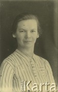 Druga połowa lat 30. do 1941, Kozienice, Polska.
Portret młodej kobiety w bluzce w paski.
Zdjęcie wykonane w atelier fotograficznym żydowskiego fotografa Chaima Bernemana. Przed wojną zakład mieścił się w Kozienicach na rogu ulic Warszawskiej i Maciejowickiej, przed wybuchem wojny albo już w czasie niemieckiej okupacji  został przeniesiony na ulicę Lubelską 13. Cała kolekcja jest datowana na okres od drugiej połowy lat 30-tych do roku 1941, kiedy Chaim Berneman wraz z rodziną został zesłany do obozu pracy w Wolanowie. Berneman zmarł po ucieczce z obozu.
Fot. Chaim Berneman (Chaim Berman), zbiory Ośrodka KARTA