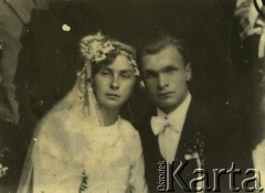 Druga połowa lat 30. do 1941, Kozienice, Polska.
Portret ślubny, panna młoda w sukni z welonem i pan młody w garniturze.
Zdjęcie wykonane w atelier fotograficznym żydowskiego fotografa Chaima Bernemana. Przed wojną zakład mieścił się w Kozienicach na rogu ulic Warszawskiej i Maciejowickiej, przed wybuchem wojny albo już w czasie niemieckiej okupacji  został przeniesiony na ulicę Lubelską 13. Cała kolekcja jest datowana na okres od drugiej połowy lat 30-tych do roku 1941, kiedy Chaim Berneman wraz z rodziną został zesłany do obozu pracy w Wolanowie. Berneman zmarł po ucieczce z obozu.
Fot. Chaim Berneman (Chaim Berman), zbiory Ośrodka KARTA