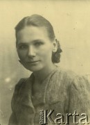 Druga połowa lat 30. do 1941, Kozienice, Polska.
Portret młodej kobiety w jasnym żakiecie.
Zdjęcie wykonane w atelier fotograficznym żydowskiego fotografa Chaima Bernemana. Przed wojną zakład mieścił się w Kozienicach na rogu ulic Warszawskiej i Maciejowickiej, przed wybuchem wojny albo już w czasie niemieckiej okupacji  został przeniesiony na ulicę Lubelską 13. Cała kolekcja jest datowana na okres od drugiej połowy lat 30-tych do roku 1941, kiedy Chaim Berneman wraz z rodziną został zesłany do obozu pracy w Wolanowie. Berneman zmarł po ucieczce z obozu.
Fot. Chaim Berneman (Chaim Berman), zbiory Ośrodka KARTA