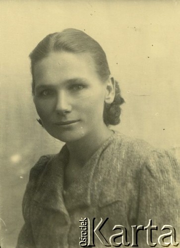 Druga połowa lat 30. do 1941, Kozienice, Polska.
Portret młodej kobiety w jasnym żakiecie.
Zdjęcie wykonane w atelier fotograficznym żydowskiego fotografa Chaima Bernemana. Przed wojną zakład mieścił się w Kozienicach na rogu ulic Warszawskiej i Maciejowickiej, przed wybuchem wojny albo już w czasie niemieckiej okupacji  został przeniesiony na ulicę Lubelską 13. Cała kolekcja jest datowana na okres od drugiej połowy lat 30-tych do roku 1941, kiedy Chaim Berneman wraz z rodziną został zesłany do obozu pracy w Wolanowie. Berneman zmarł po ucieczce z obozu.
Fot. Chaim Berneman (Chaim Berman), zbiory Ośrodka KARTA
