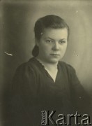 Druga połowa lat 30. do 1941, Kozienice, Polska.
Portret dziewczyny w ciemnej bluzce.
Zdjęcie wykonane w atelier fotograficznym żydowskiego fotografa Chaima Bernemana. Przed wojną zakład mieścił się w Kozienicach na rogu ulic Warszawskiej i Maciejowickiej, przed wybuchem wojny albo już w czasie niemieckiej okupacji  został przeniesiony na ulicę Lubelską 13. Cała kolekcja jest datowana na okres od drugiej połowy lat 30-tych do roku 1941, kiedy Chaim Berneman wraz z rodziną został zesłany do obozu pracy w Wolanowie. Berneman zmarł po ucieczce z obozu.
Fot. Chaim Berneman (Chaim Berman), zbiory Ośrodka KARTA