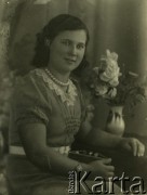 Druga połowa lat 30. do 1941, Kozienice, Polska.
Portret młodej kobiety w sukience z białym kołnierzykiem.
Zdjęcie wykonane w atelier fotograficznym żydowskiego fotografa Chaima Bernemana. Przed wojną zakład mieścił się w Kozienicach na rogu ulic Warszawskiej i Maciejowickiej, przed wybuchem wojny albo już w czasie niemieckiej okupacji  został przeniesiony na ulicę Lubelską 13. Cała kolekcja jest datowana na okres od drugiej połowy lat 30-tych do roku 1941, kiedy Chaim Berneman wraz z rodziną został zesłany do obozu pracy w Wolanowie. Berneman zmarł po ucieczce z obozu.
Fot. Chaim Berneman (Chaim Berman), zbiory Ośrodka KARTA